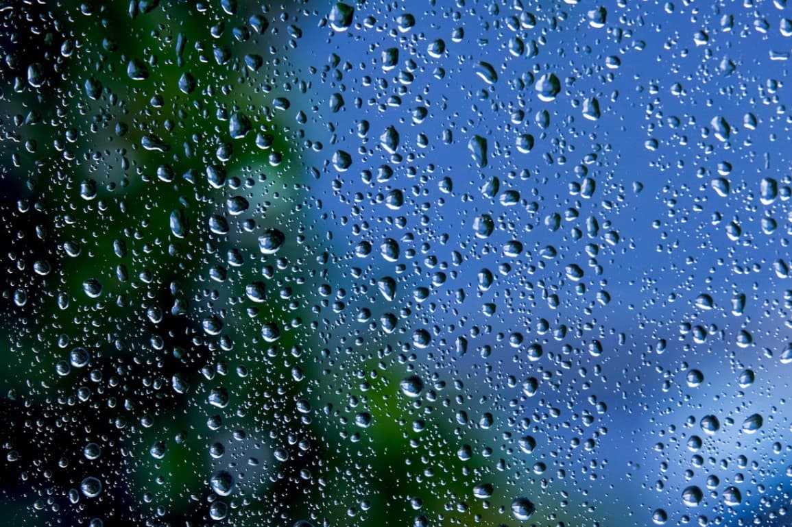 Gdy z nieba leje jak z cebra – jak przetrwać nagły deszcz podczas wędrówki