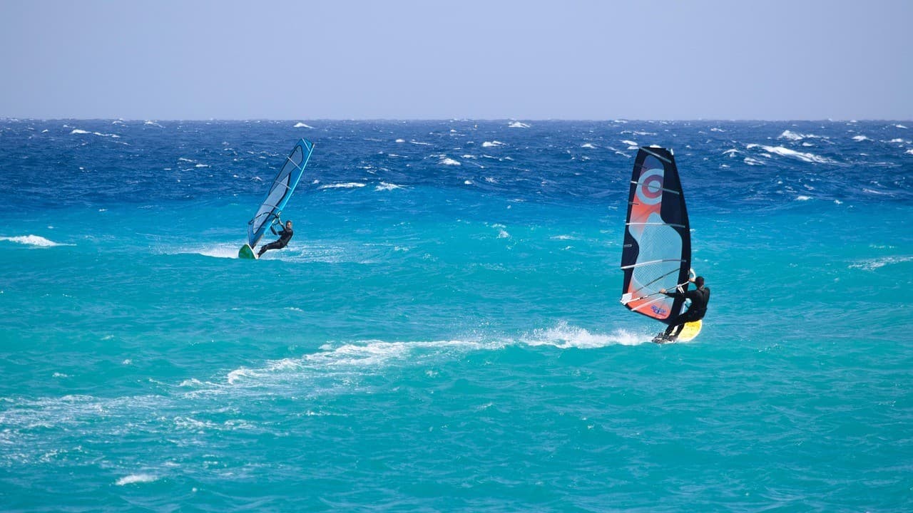 Od pływania do windsurfingu – sporty wodne dostosowane do wieku Twojego dziecka