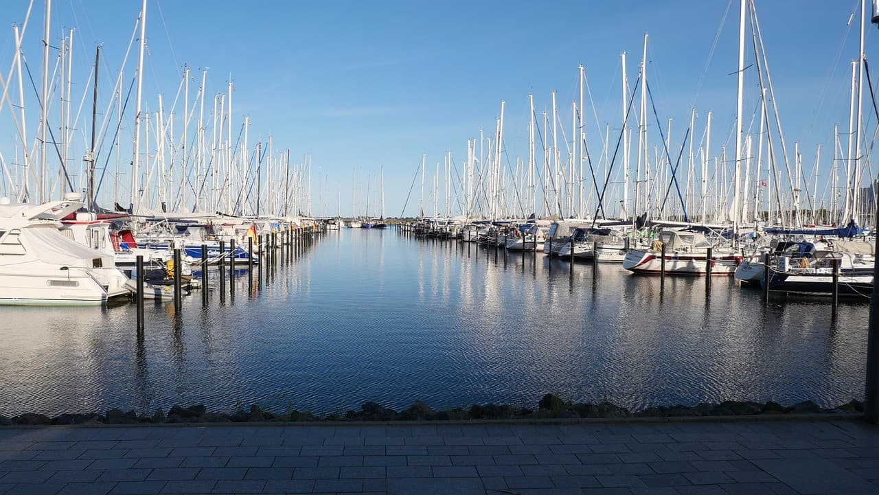 Sailing camp for youth in Masuria – adventure, learning, and integration on the sailing vessel "Biegnąca po falach" (Running on the Waves).