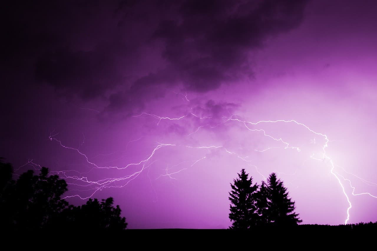 What to Do During a Thunderstorm? Safe Behavior in the City, Mountains, and Near Water