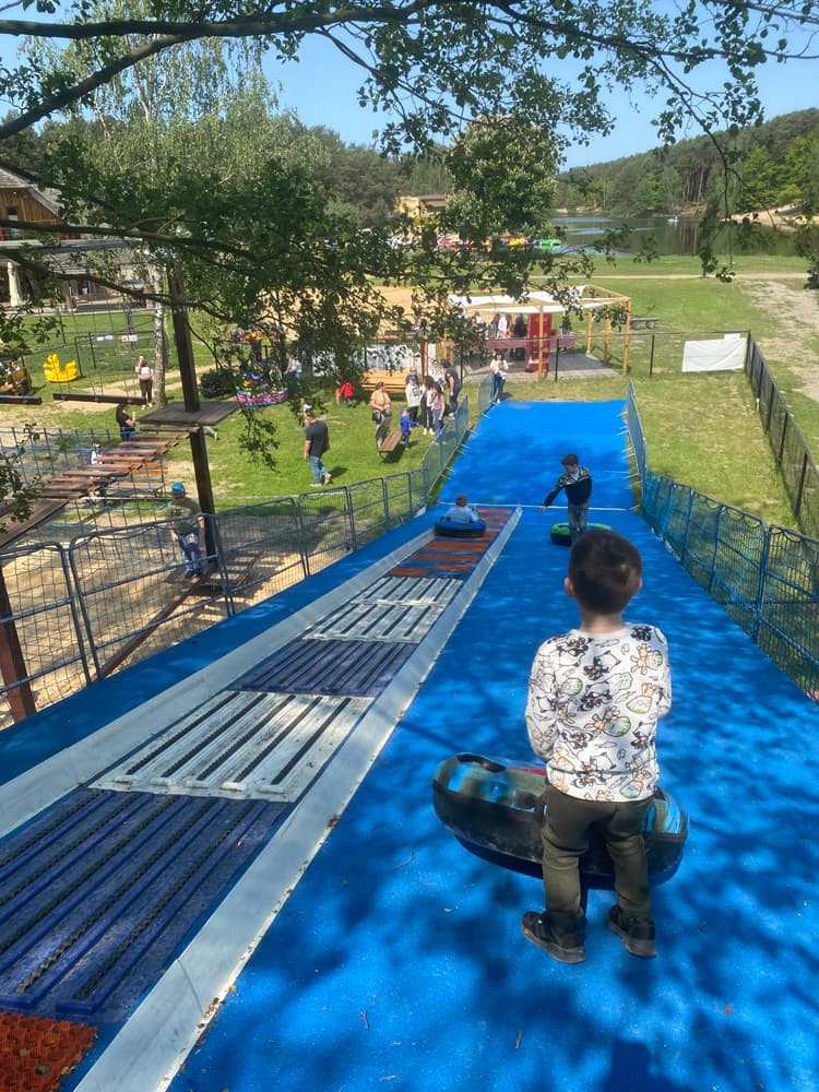 Dmuchany tor przeszkód i Snow Tubing-Park Rozrywki Kobyla Góra