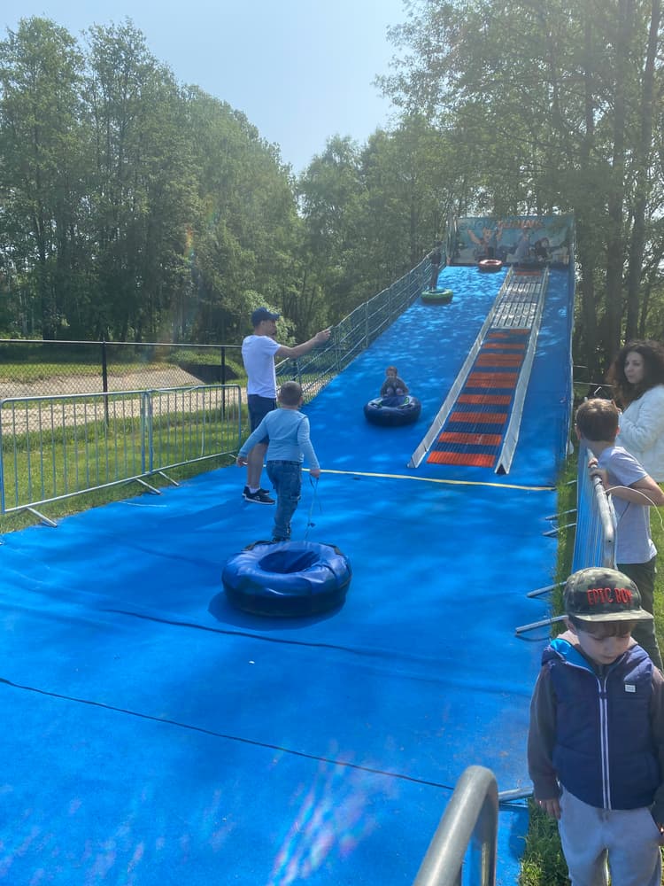 Dmuchany tor przeszkód i Snow Tubing-Park Rozrywki Kobyla Góra