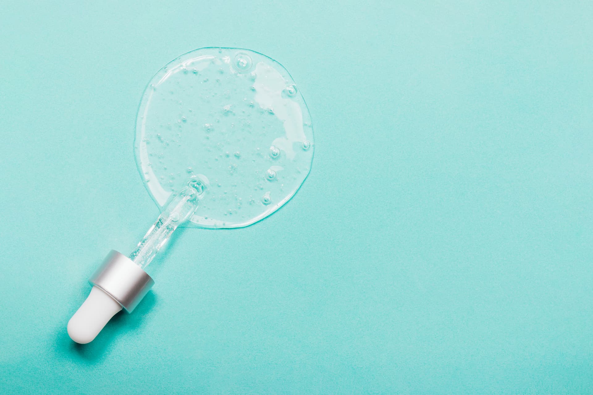 Using a Moisturizing Serum with Hyaluronic Acid: Key Skincare Steps