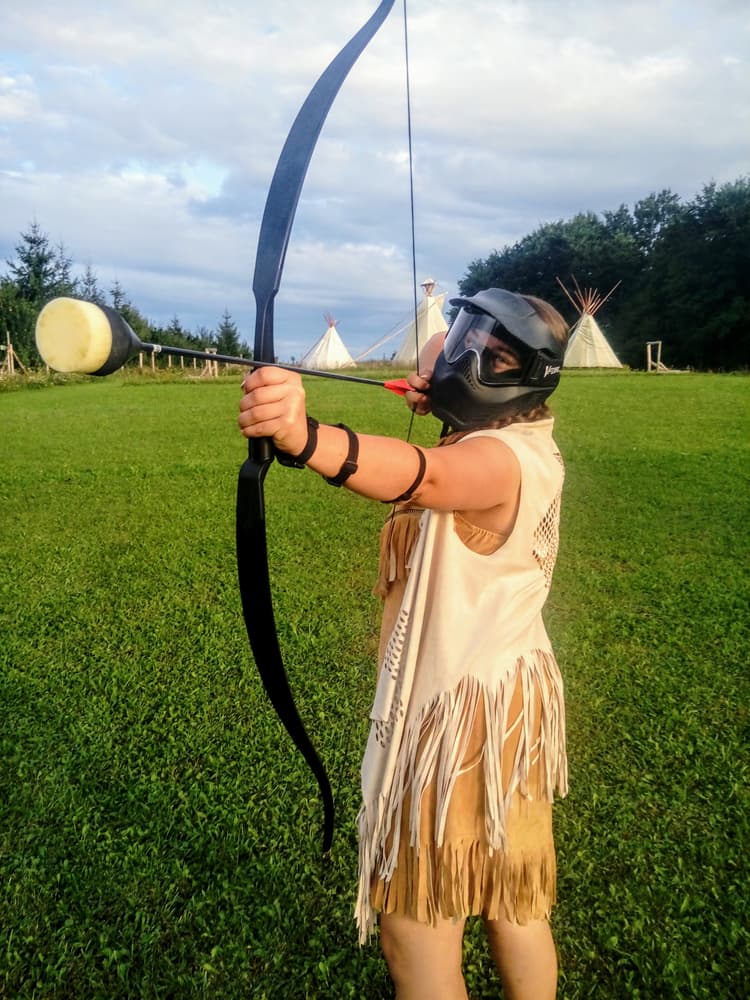 Nastolatek i dorosły w Wiosce Indiańskiej