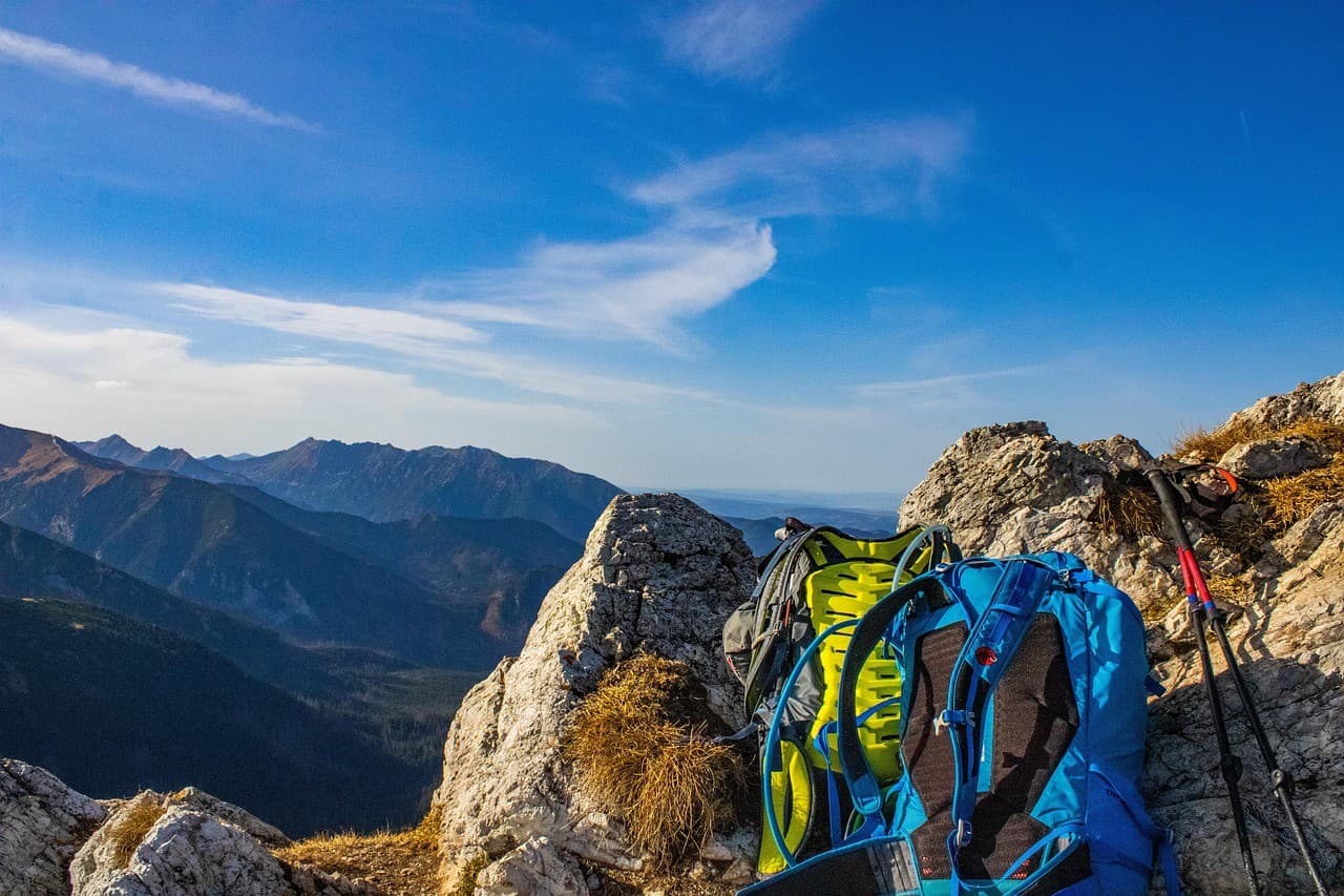 A family trip to the mountains – what to pack in your backpack for a one-day hike?